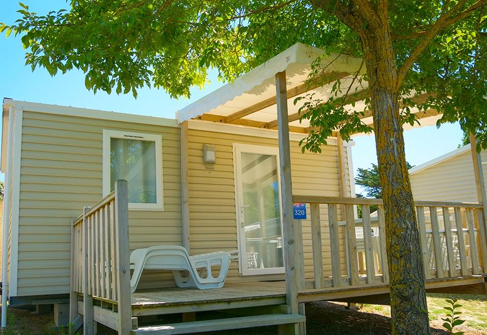 Mobil-home Standard 18m² (1 chambre) + TV + terrasse semi-couverte